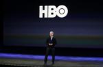 FARVEL. Tim Cook (billedet) og Apple har allerede sat kabel-tv-verdenen i flammer ved at give deres kunder kabelkanalen HBO uden behov for et abonnement på kabel-tv. Nu vil de gøre det samme med lokal-tv. 