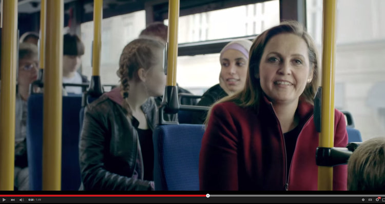 Valgvideo. Pia Olsen Dyhr er partiformand, men det har hun ikke altid været. Hun var engang, ligesom nogle af de andre passagerer i bussen, en usikker teenager, der hørte de britiske goth-rockere The Cure i sin walkman og havde svært ved at tale med de jævnaldrende drenge, lyder det. 
