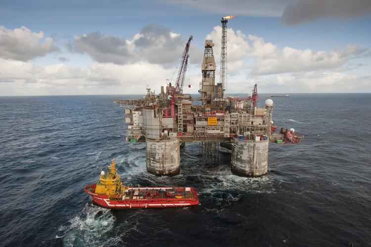 ENERGI. En Statoil-borerig trækker olie og gas op fra havbunden i Heidrun-feltet vest for Kristiansund i Norge. Statoil er et af seks selskaber, der i et fælles brev beder om en afgift påCO2-udledning. 