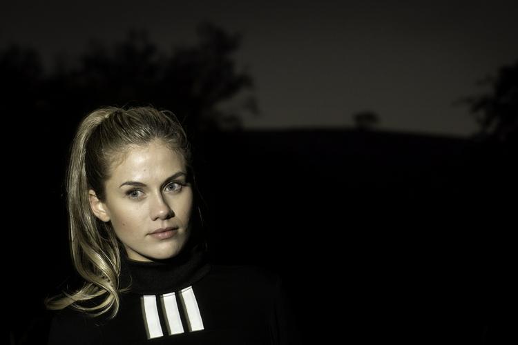 Distortion. Sara Frost guider til gadefesterne. 