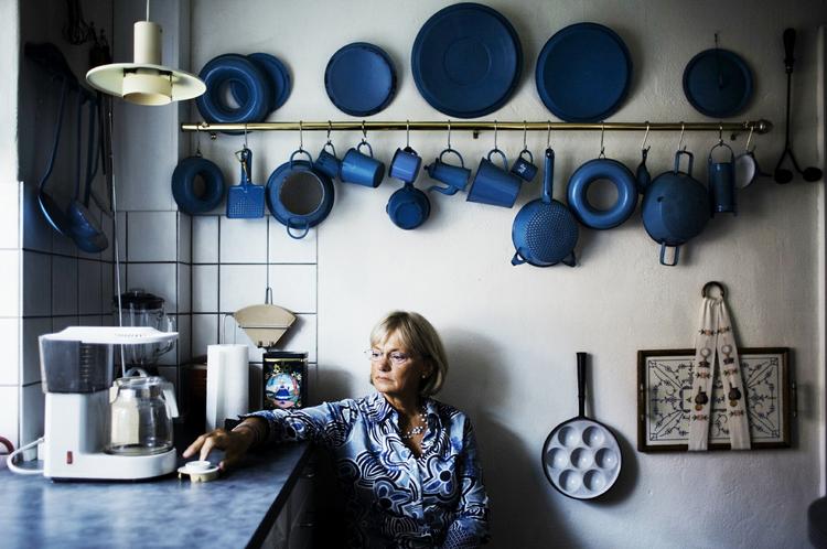 Køkkenhygge. Der er knald på valgkampen i Pia Kjærsgaards køkken. Her er hun ved en tidligere lejlighed fotograferet med sin Madam Blå-samling. 