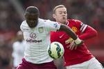 Afbud. Jores Okore (tv.) i kamp for sin klub Aston Villa mod Wayne Rooney, Manchester United, melder fra til U21-EM. 
