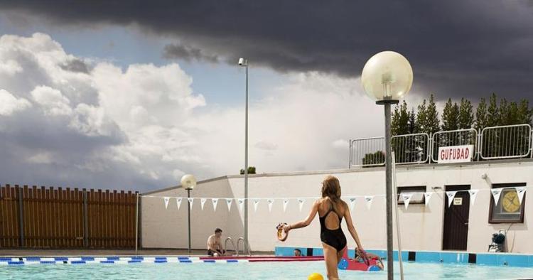 SVØMMETUR. Uanset årstid og vejrlig kan du nyde en badetur i det lune vand på et af Reykjaviks offentlige badesteder. 