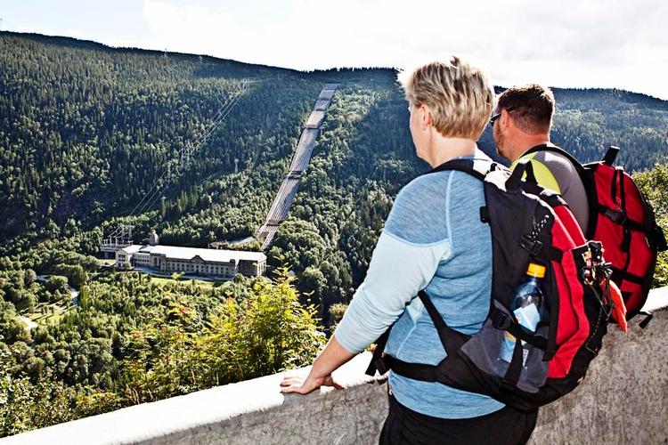 TRÆKPLASTER. Den 8 kilometer lange Sabotørstien ender ved Vemork-anlægget, der her ses i det fjerne. 