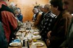 Bordbøn. En kirke i det centrale Athen byder på et måltid mad tli værdigt trængende. 