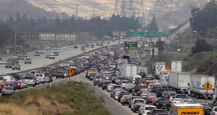 Trafikprop. Kødannelse på motorvej i Californien. Dog tager færre unge nu kørekort i USA. 