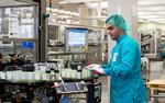 Etiketter. Sanofi har indgået et samarbejde med den tyske ølproducent Krones om påsætningen af labels - teknikken er i hovedtræk den samme, uanset om det drejer sig om ølflasker eller insulinpenne. 