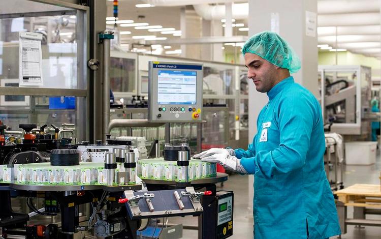 Etiketter. Sanofi har indgået et samarbejde med den tyske ølproducent Krones om påsætningen af labels - teknikken er i hovedtræk den samme, uanset om det drejer sig om ølflasker eller insulinpenne. 