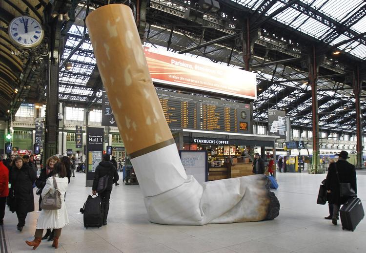 stop! Antirygekampagner har haft mange udtryksformer fra skrækbilleder på cigaretpakker til dette kæmpe skod på Gare de Lyon-stationen i Paris i 2012. 