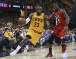 Topform. LeBron James (tv.) spiller bedre end nogensinde, men er det nok mod Golden State Warriors i NBA-finalen? 