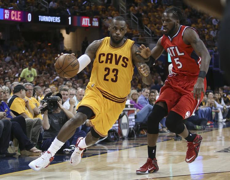 Topform. LeBron James (tv.) spiller bedre end nogensinde, men er det nok mod Golden State Warriors i NBA-finalen? 