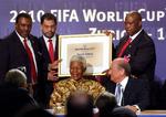 VM. Nelson Mandela var med, da Sepp Blatter og Fifa i 2004 tildelte Sydafrika værtskabet fro VM i 2010. Sydafrika benægter, at landet betalte bestikkelse for at få slutrunden. 