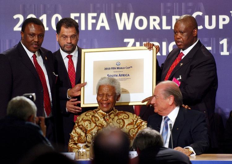 VM. Nelson Mandela var med, da Sepp Blatter og Fifa i 2004 tildelte Sydafrika værtskabet fro VM i 2010. Sydafrika benægter, at landet betalte bestikkelse for at få slutrunden. 