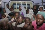 Flugt. Kvinder og børn på flugt fra den militante gruppe Boko Haram. Ifølge en ny rapport fra Amnesty International begår nigeriansk militær også frygtelige krigsforbrydelser. 