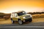 før og nu. Stejl forrude, firkantet front, runde forlygter og en kølergrill med syv luftindtag Den nye Jeep Renegade har tydeligt slægtsskab med de klassiske amerikanske militær-jeeps fra 1940’erne. Fotos: Jeep 