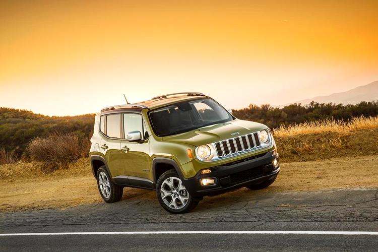før og nu. Stejl forrude, firkantet front, runde forlygter og en kølergrill med syv luftindtag Den nye Jeep Renegade har tydeligt slægtsskab med de klassiske amerikanske militær-jeeps fra 1940’erne. Fotos: Jeep 