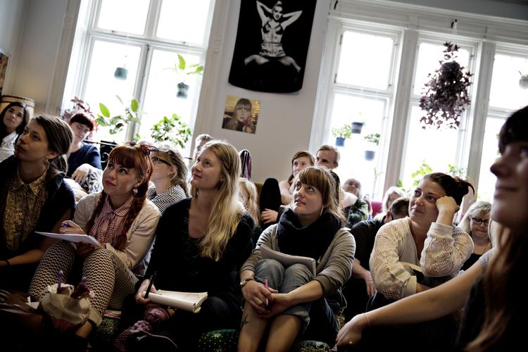 Feminisme. Møde hos svenske Feministisk Initiativ forud for det svenske valg tidligere på året. 