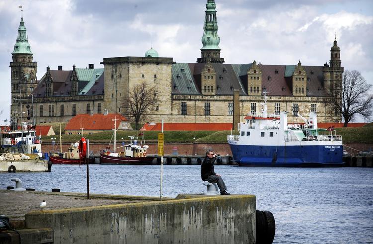 Helsingør. Byen er den fjerdestørste  på  Sjælland efter hovedstaden, Roskilde og Hørsholm. En af byens mange attraktioner er Kronborg Slot. Hvem ved, måske også fodbold i fremtiden. 