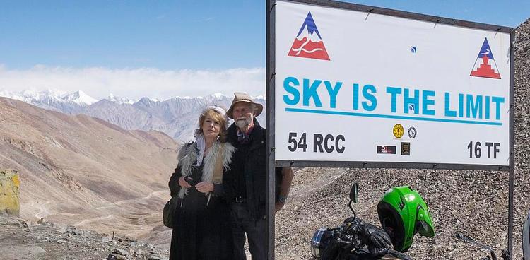 Højdesyge. Maria Stenz, som netop har udgivet cd'en 'Fly Me to the Moon', er her sammen med sin mand, Jens Nauntofte, i Ladakh i indisk Himalaya i 5.000 meters højde. Privatfoto 