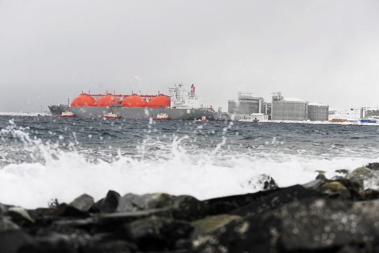 Rusk. Hammerfest ligger ud til Barentshavet, og nogle gange stormer det så meget, at de 300 meter lange gasskibe ikke kan lægge til ved Statoils gasanlæg på Melkøya. Men havet er isfrit på grund af Golfstrømmens varme, og det betyder, at det er meget enklere at udvinde og producere olie og gas end i andre arktiske områder. 
