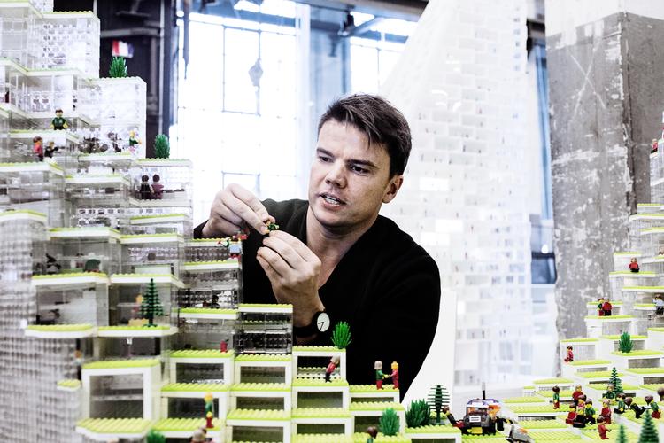 Krea. Her er Bjarke Ingels. Det er ikke Word Trade Center, han arbejder på, men et tidlige forslag til et byggeri ved Kløvermarken i København. Det nye projekt bliver først afsløret i næste uge. 