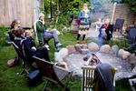 Forening. I haven sidder biografgængerne og taler bl.a. om hvor de har hørt om BIOgrafen. Foto: Lasse Kofod 