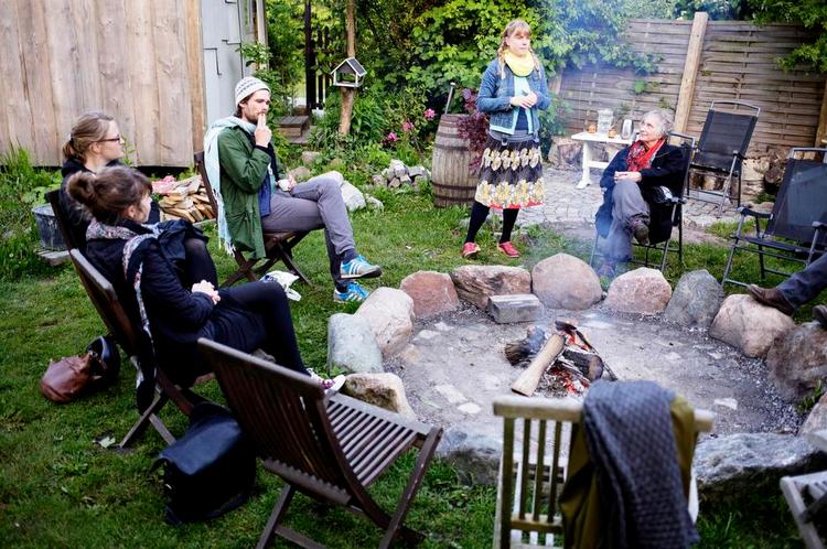 Forening. I haven sidder biografgængerne og taler bl.a. om hvor de har hørt om BIOgrafen. Foto: Lasse Kofod 
