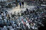 PRES. Der er trængsel foran Københavns hovedbanegård, hvor cyklerne står i lag. 