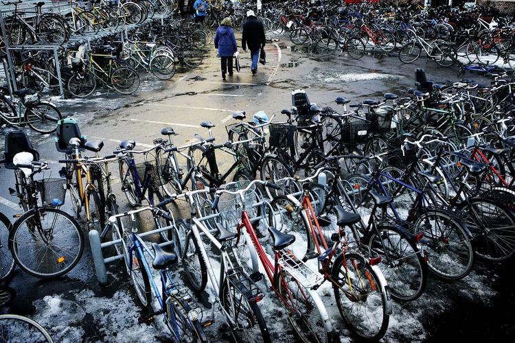PRES. Der er trængsel foran Københavns hovedbanegård, hvor cyklerne står i lag. 