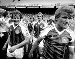Helte. Morten Olsen (th) var anfører på holdet, der også havde Ivan Nielsen (bag Klaus Berggren, tv), Søren Lerby og Søren Busk i absolutte hovedroller. 