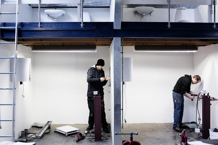 Håndværk. Erhvervsminister Henrik Sass Larsen mener, at håndværkere er for dyre. Det får nu danske VVS-arbejdere og Dansk Byggeri op af stolen: »Han skyder helt ved siden af målet«, siger de. (Arkivfoto) 