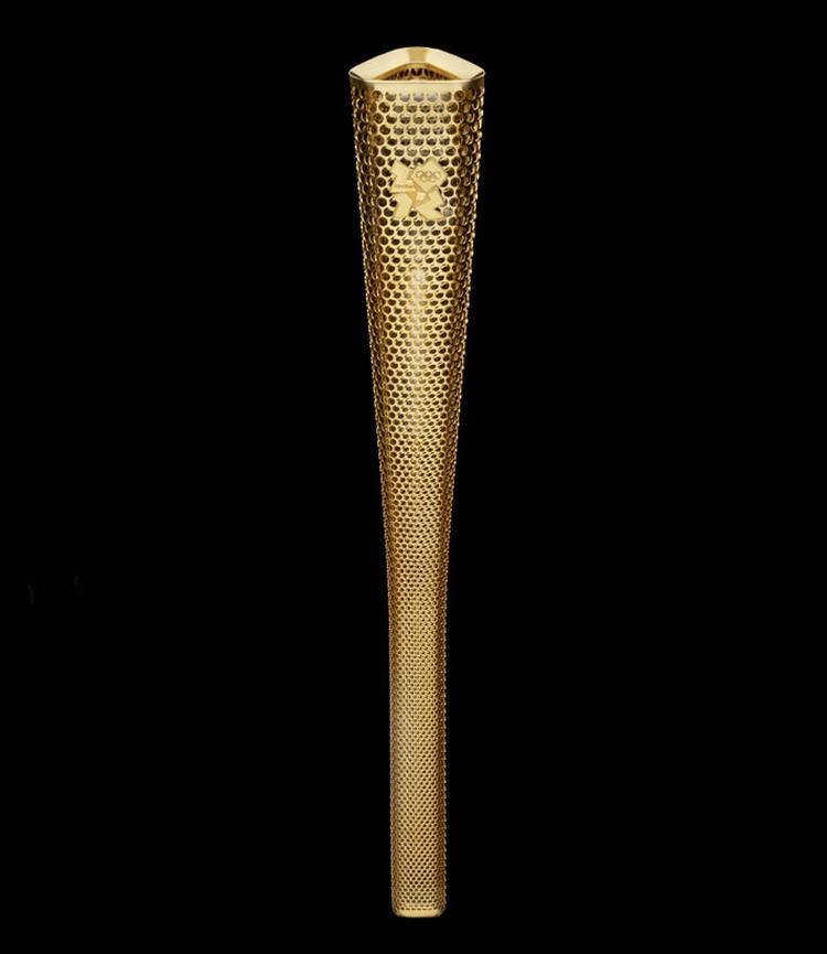 Fakkel. Barber &amp; Osgerby designede den olympiske fakkel til OL i London i 2012. Der er 8.000 små huller i faklen, som blev båret af 7.500 mennesker gennem Storbritannien op til OL. Pr-foto 