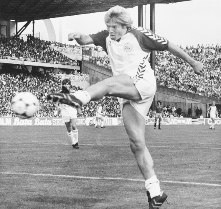 1984. Søren Lerby scorer i EM-semifinalen mod Spanien, men Danmark taber til slut efter straffespark. 