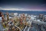 Futuristisk. På øen Melkøya ved Hammerfest har Statoil bygget et stort gasanlæg. Gas pumpes ind fra et undersøisk gasfel 143 kilometer væk og nedkøles til minus 160 grader, før det lastes på store gasskibe. 