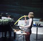 Dåseøl. Slagtøjsspilleren fra svenske Curious Chamber Players tog alternative instrumenter i brug i Teater Republique tirsdag. Foto: Helle Sandager 