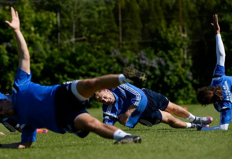 balance. Nicklas Bendtner (midt) er kørt lidt træt i de sædvanlige spørgsmål om angriberens manglende spilletid. Foto: Lars Poulsen 