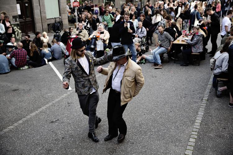 DANS. Publikum i Skydebanegade danser til Fede Finn &amp; Funnyboyz. 