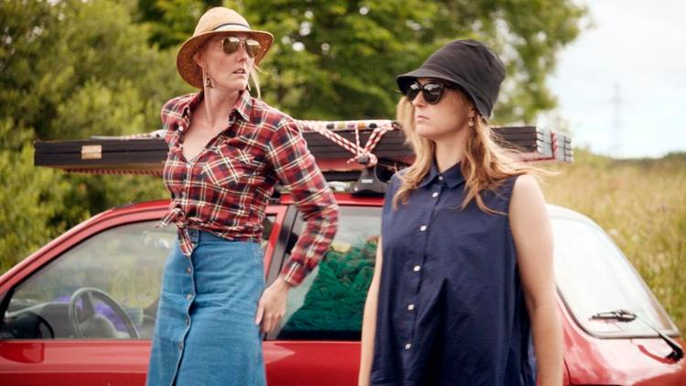 Chicks. Ditte Hansen (tv.) og Louise Meiritz drager på landevejen som et dansk svar på 'Thelma og Louise'. 