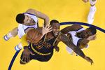 LeBron. Basketfænomenet LeBron James scorede 44 point i Cleveland Cavaliers første finalekamp mod Golden State Warriors, men han og kammeraterne led et nederlag. 