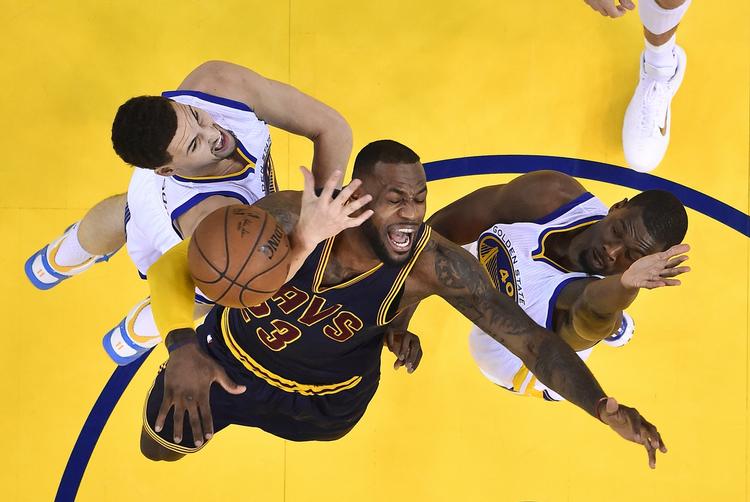 LeBron. Basketfænomenet LeBron James scorede 44 point i Cleveland Cavaliers første finalekamp mod Golden State Warriors, men han og kammeraterne led et nederlag. 