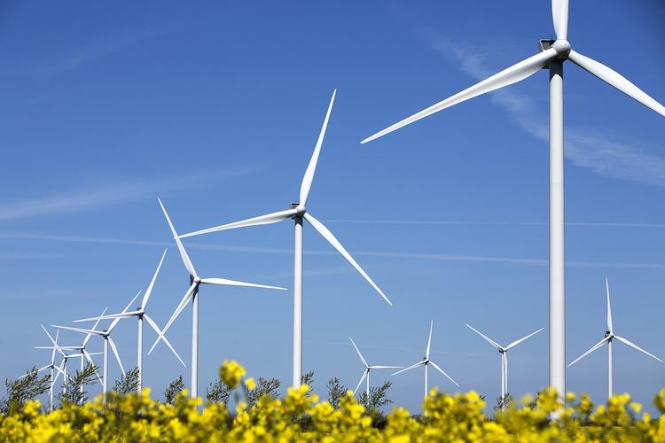 Vindmøller. Lars Løkke Rasmussen åbnede vindmølleparken Nørhede-Hjortmose Vindkraft ved Ringkøbing. Den ligger tæt ved Lem, hvor det selskab, der nu hedder Vestas, blev stiftet for over 100 år siden. 
