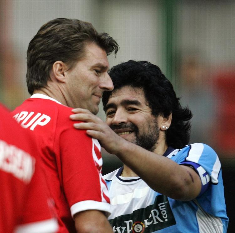 Mestermøde. Diego Maradona var i København for 9 år siden til en showkamp, hvor Michael Laudrup selvfølgelig også var med. 