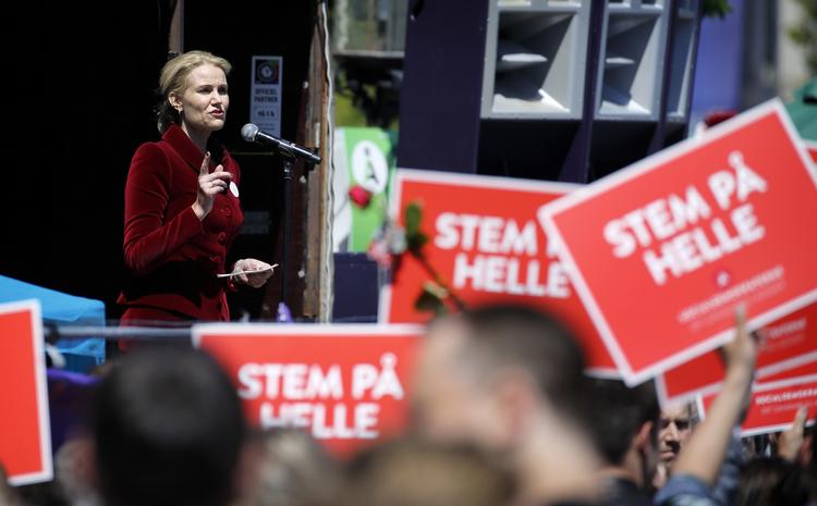 VALGKAMP. Efter en formiddag uden de store politiske sværdslag er statsminister Helle Thorning-Schmidt tilbage i valgkampsmode. 