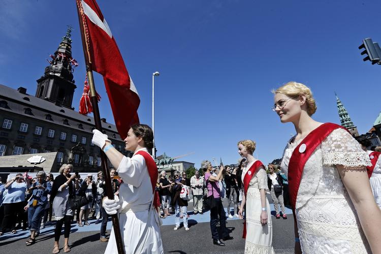 Begejstring. »Jo tættere på dagen, vi er kommet, jo mere har vi forstået, hvor vigtig vores stemmeret egentlig er for os kvinder og for demokratiet i al almindelighed«. Det var en stolt Kirsten Heltner (forrest t.h.) der i formiddag ledte an i dagens march for at fejre kvindernes valgret. 