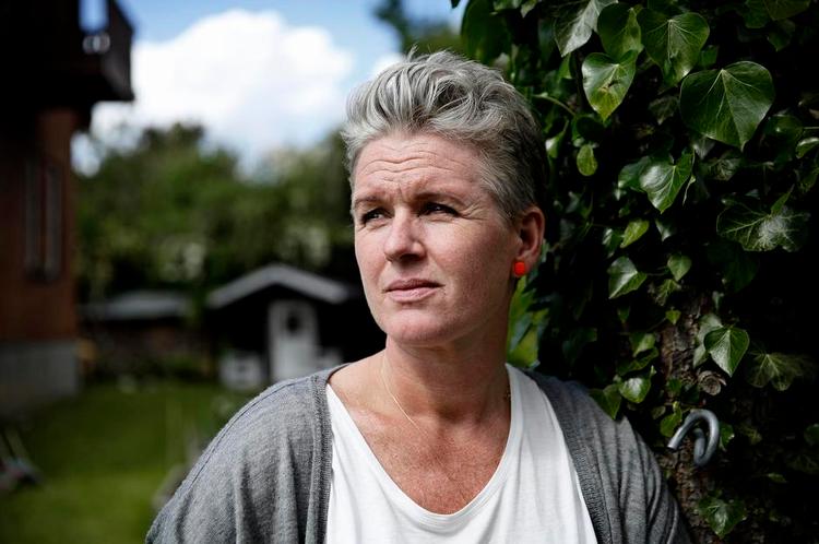 Omsorg. »Min ældste datter, Sarah, på 8 har spurgt, om jeg skulle dø, sådan som farfar var død af kræft. Vi sagde, at hans sygdom sad i maven og min i brystet. Vi har været meget bevidste i vores ordvalg og har på intet tidspunkt nævnt, at jeg kan dø af det. Det skal de små skærmes for«, fortæller Lene Palfelt. 