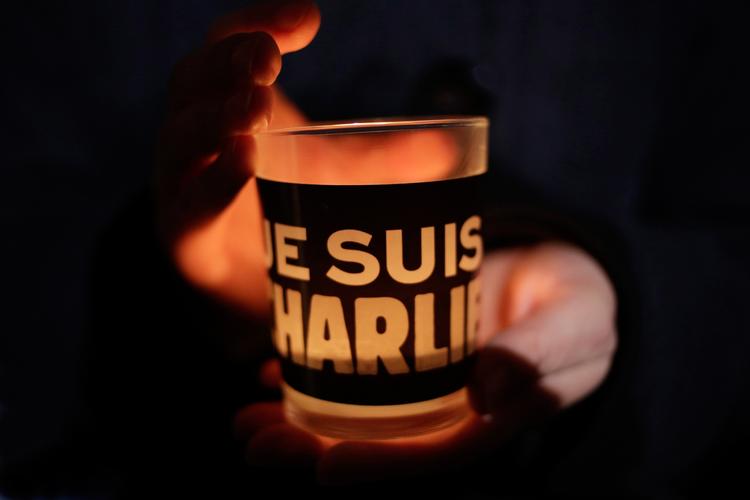 Spot. Det hedder Danmarks nye satiremagasin, der fredag udkom for første gang. Bladet er inspireret af franske Charlie Hebdo og fik blandt andet hjælp fra en tidligere tegner fra det franske magasin til deres første blad. 