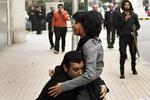 Skudt. Den 32-årige aktivist og digter Shaimaa al-Sabbagh får hjælp, efter at hun blev skudt af politiet. Hun døde siden af sine skudsår. Advokat Azza Soliman så drabet og gik til politiet for at melde sig som vidne. Det skulle hun ikke have gjort. 