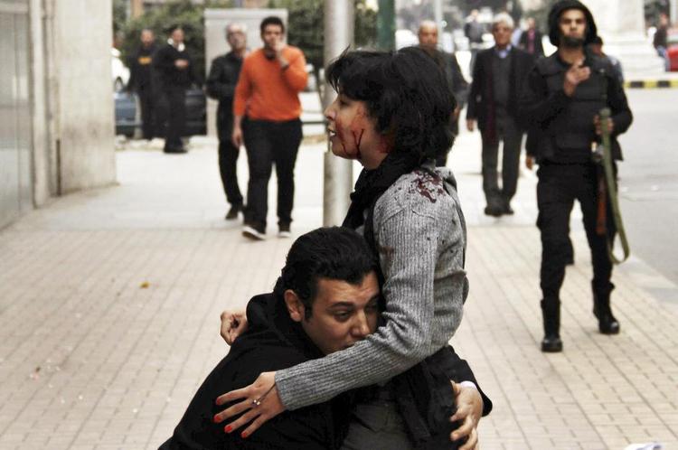 Skudt. Den 32-årige aktivist og digter Shaimaa al-Sabbagh får hjælp, efter at hun blev skudt af politiet. Hun døde siden af sine skudsår. Advokat Azza Soliman så drabet og gik til politiet for at melde sig som vidne. Det skulle hun ikke have gjort. 