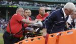 kvæstet. En stærkt blødende kvindelig tilskuer hjælpes fra stadion i Boston efter hun blev ramt af et stykke fra et baseball-bat under en kamp i nat. 
