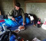 Spisetid. Henning har fundet sig et shelter, og nu er det spisetid med kniv og gaffel. Mest kniv. Felix, som ellers har fået en forhandler af dyrefoder som sponsor, hygger sig her med et par frikadeller. 